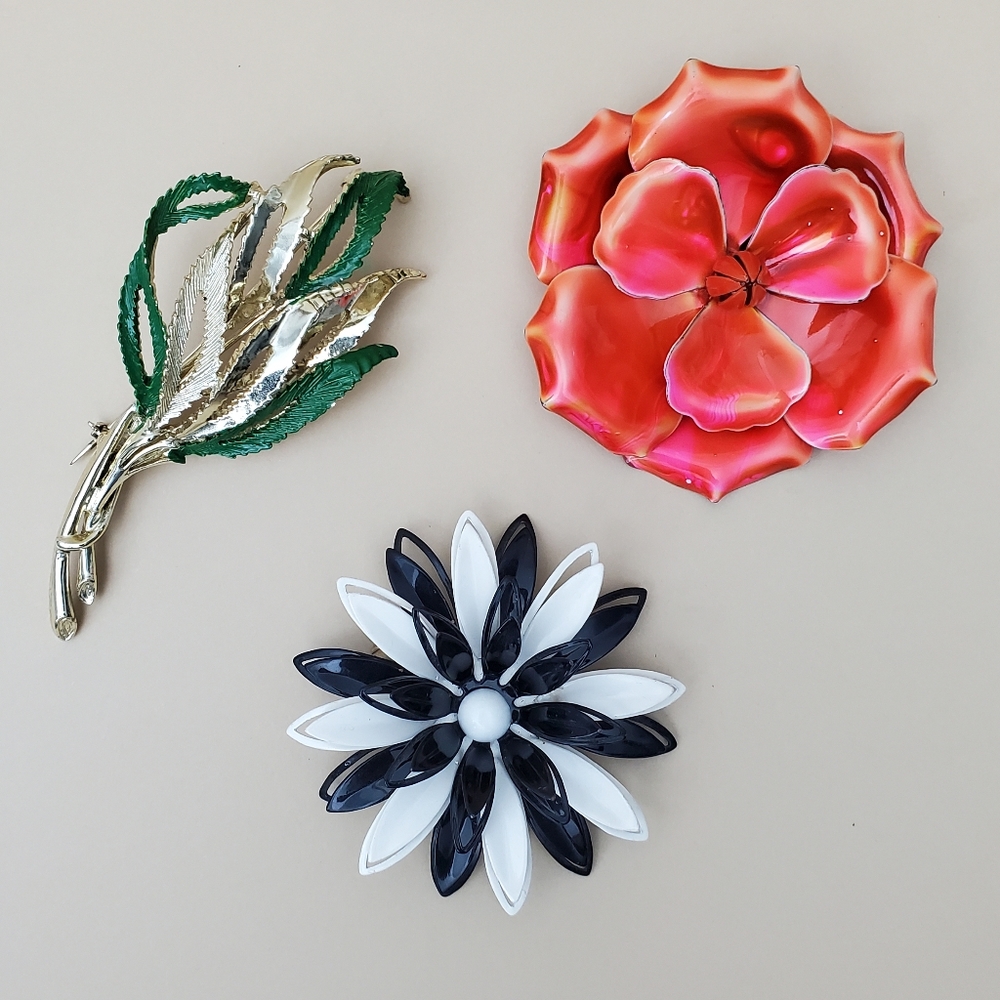 Bundle of Vintage Floral Brooches Rose,  Daisy and Green Golden Leaves